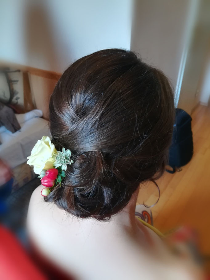 Frisur Braut Lowbun geflochten Blumenhaarschmuck - Mariposa Styling mit Stil Hochzeitsstyling Wien und Umgebung ©Mariposa