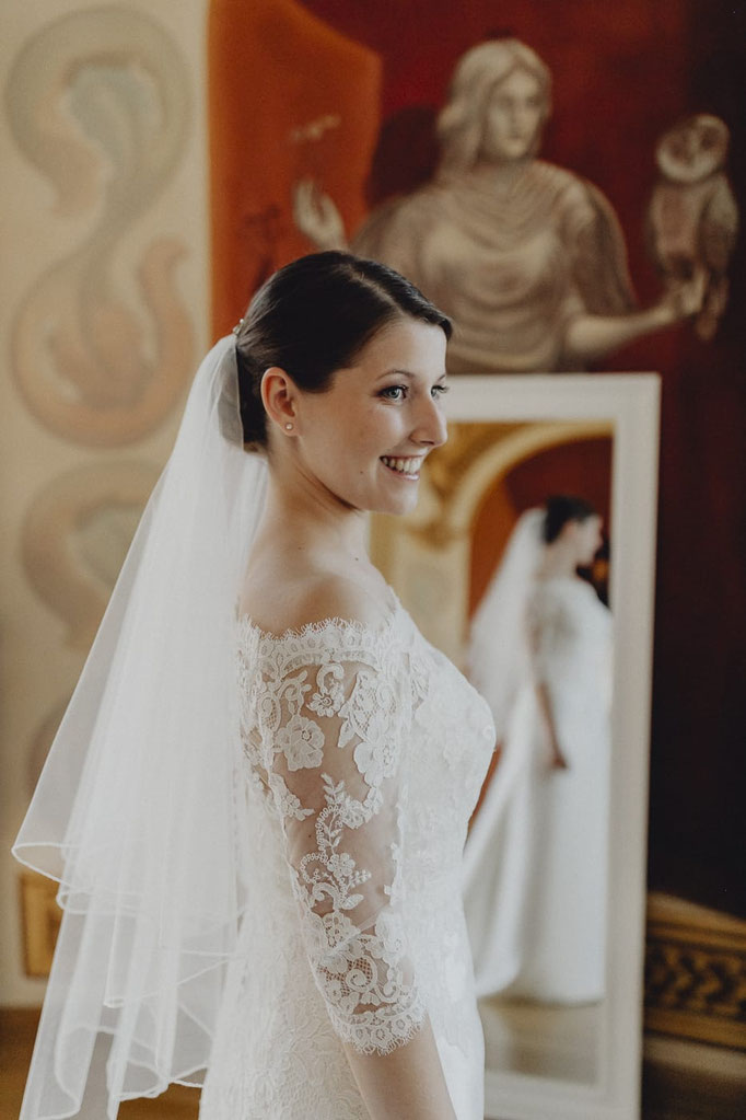  Braut Brautstyling Lowbun Schleier - Mariposa Styling mit Stil Hochzeitsstyling Wien und Umgebung ©Sophie Menegaldo