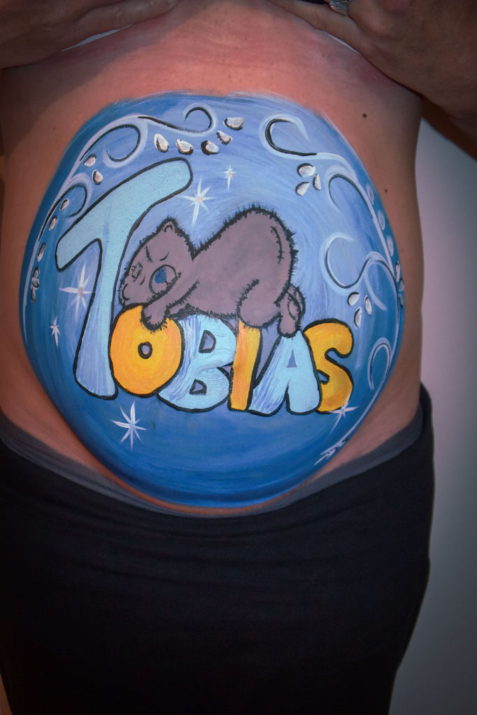 Babybauch Painting Bub schlafender Bär Blau Gelb - Mariposa Styling mit Stil Wien und Umgebung ©Mariposa