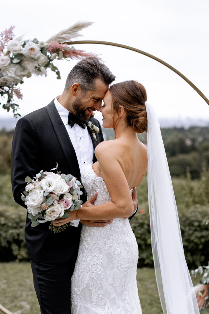 Frisur Brautpaar Lowbun Schleier Brautstrauss - Mariposa Styling mit Stil Hochzeitsstyling Wien und Umgebung ©Monika Pachler Blaimauer