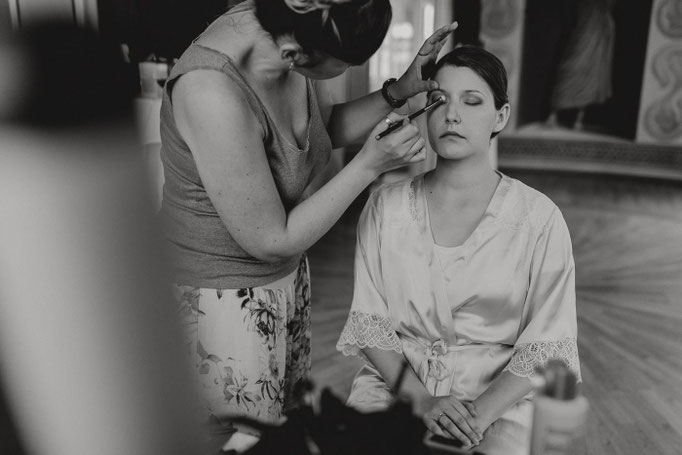 Getting ready Braut Wimpern tuschen Augen geschlossen - Mariposa Styling mit Stil Wien und Umgebung