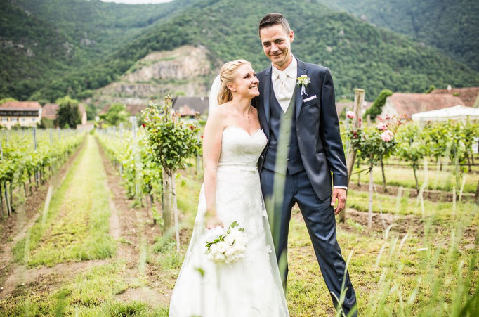 Brautpaar Umarmung Brautstyling Halfupdo - Mariposa Styling mit Stil Hochzeitsstyling Wien und Umgebung ©Adam Samorajski Snapify