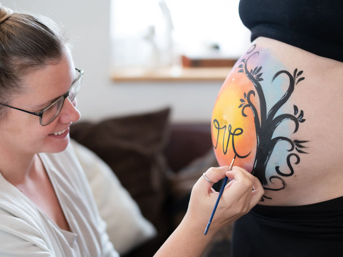 Babybauchpainting bemalen love unisex - Mariposa Styling mit Stil Wien und Umgebung ©Bernadette Stych