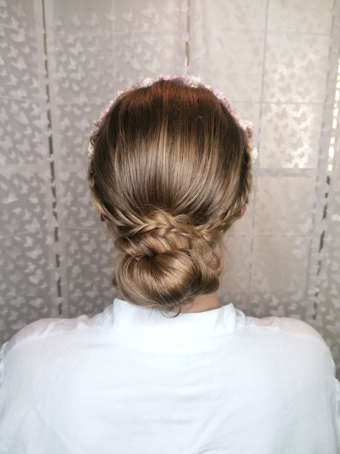 Brautfrisur Lowbun Blumenkranz - Mariposa Styling mit Stil Hochzeitsstyling Wien und Umgebung ©Mariposa