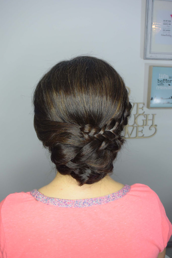 Frisur Lowbun geflochten - Mariposa Styling mit Stil Hochzeitsstyling Wien und Umgebung ©Mariposa
