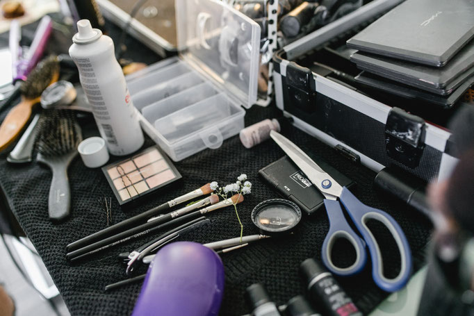 Getting ready Produkte Haarnadeln Pinsel Schere - Mariposa Styling mit Stil Wien und Umgebung ©Aaron Jiang