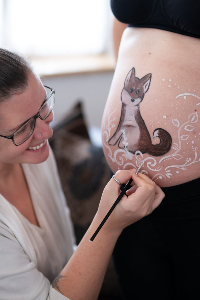 Babybauchpainting schminken Hund - Mariposa Styling mit Stil Wien und Umgebung ©Bernadette Stych
