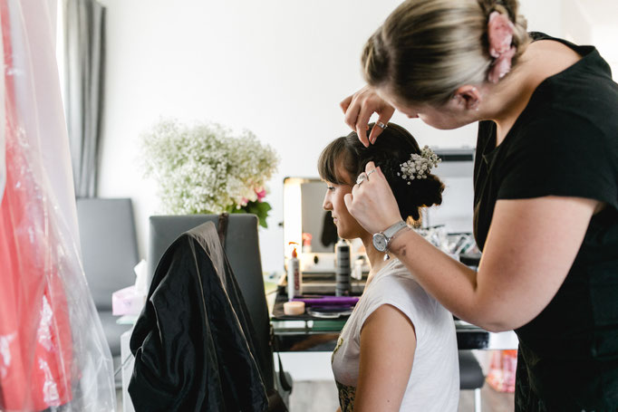 Getting ready Brautjungfer Aufsteckfrisur Haarschmuck - Mariposa Styling mit Stil Wien und Umgebung ©Aaron Jiang