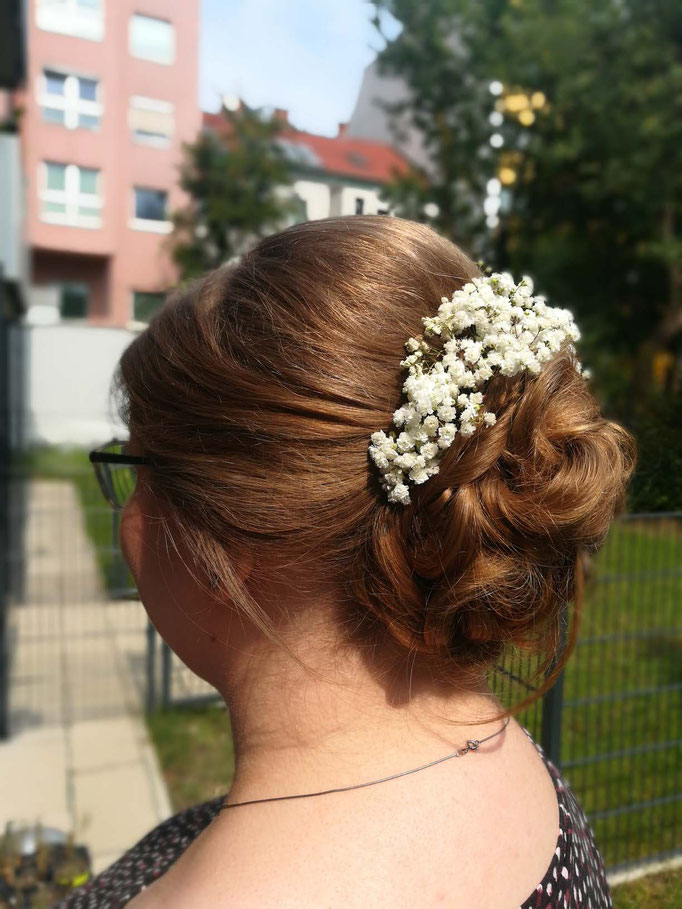Frisur Braut Aufsteckfrisur Blumenschmuck Diadem - Mariposa Styling mit Stil Hochzeitsstyling Wien und Umgebung ©Mariposa