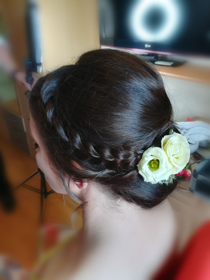 Frisur Braut geflochten Blumenhaarschmuck - Mariposa Styling mit Stil Hochzeitsstyling Wien und Umgebung ©Mariposa