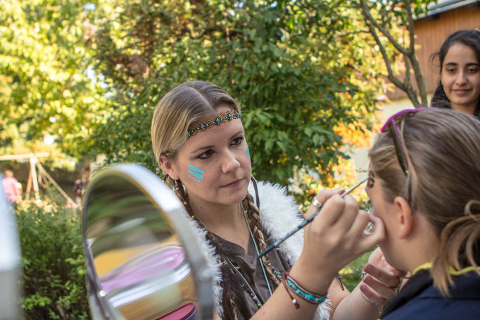 Kinderschminken Indianerin geflochtene Zöpfe @work - Mariposa Styling mit Stil Wien und Umgebung ©Matthias Wagner