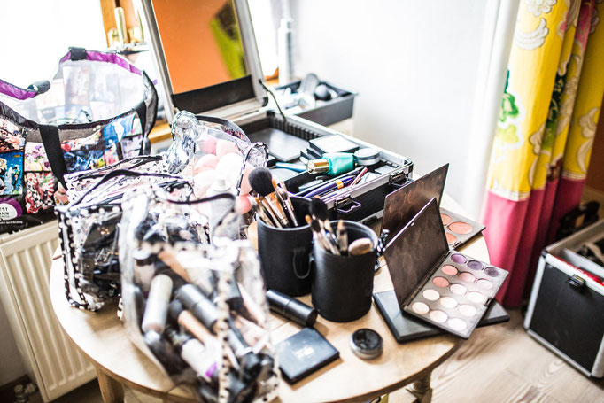 Getting ready Produkte Schminksachen Spiegel Pinsel - Mariposa Styling mit Stil Wien und Umgebung ©Adam Samorajski Snapify