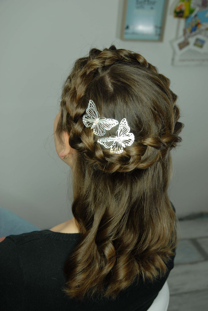 Frisur geflochtener Kranz Schmetterlinge Haarschmuck - Mariposa Styling mit Stil Hochzeitsstyling Wien und Umgebung ©Mariposa