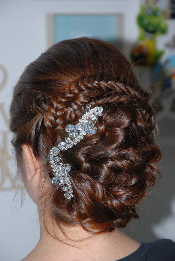Frisur Aufsteckfrisur Fischgrätzopf Haarschmuck - Mariposa Styling mit Stil Hochzeitsstyling Wien und Umgebung ©Mariposa