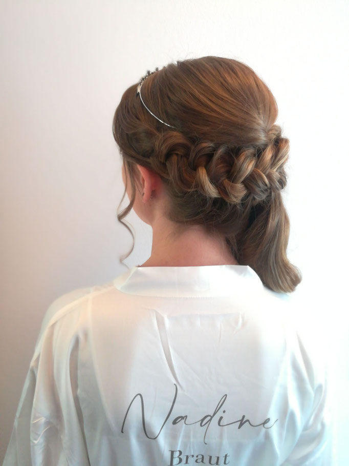 Frisur Braut seitliche Frisur geflochten Locken - Mariposa Styling mit Stil Hochzeitsstyling Wien und Umgebung ©Mariposa