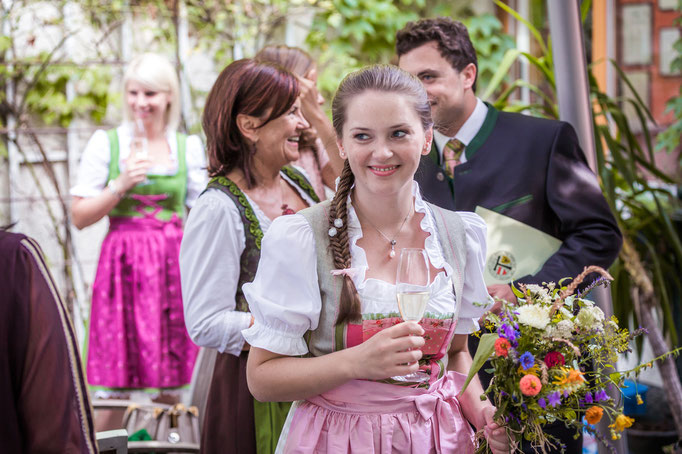 Braut Brautstyling für Standesamt Fischkrätzopf Tracht - Mariposa Styling mit Stil Hochzeitsstyling Wien und Umgebung Brautsta