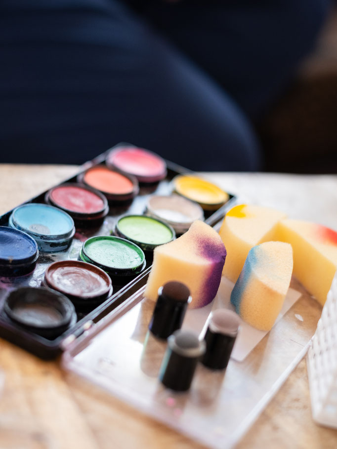 Babybauchpainting Farbpalette bunt - Mariposa Styling mit Stil Wien und Umgebung ©Bernadette Stych