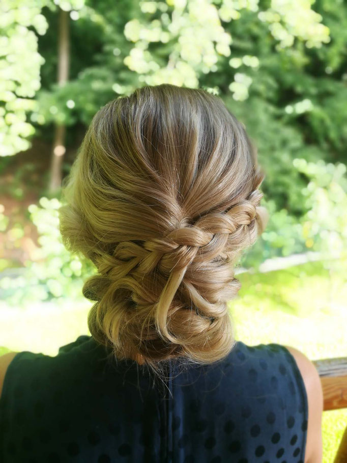 Frisur Lowbun geflochten locker - Mariposa Styling mit Stil Hochzeitsstyling Wien und Umgebung ©Mariposa