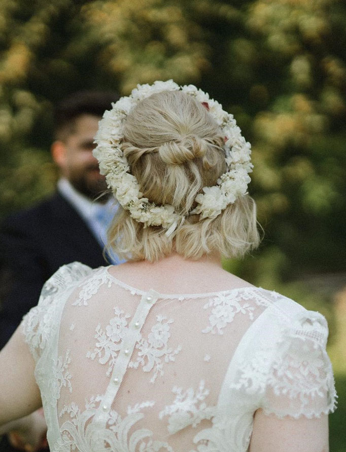 Frisur Braut Halfupdo Locken Wave Blumenkranz - Mariposa Styling mit Stil Hochzeitsstyling Wien und Umgebung