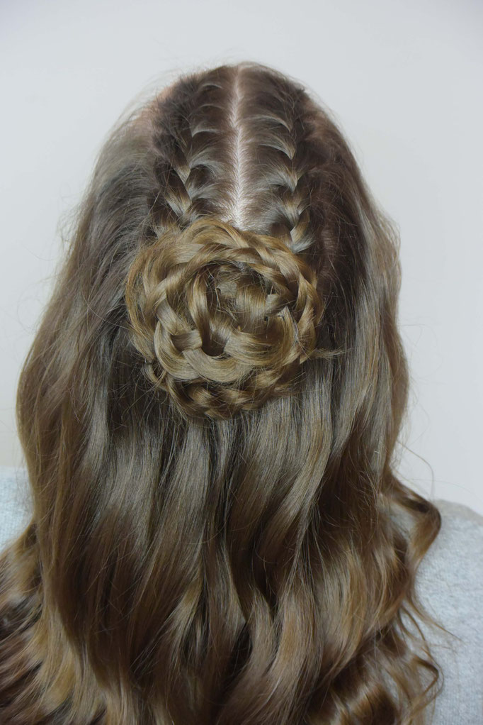 Frisur 2 eingeflochtene Zöpfe am Oberkopf - Mariposa Styling mit Stil Hochzeitsstyling Wien und Umgebung ©Mariposa