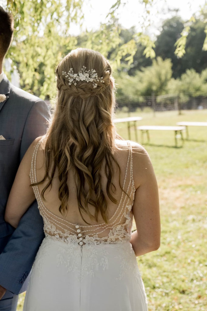 Frisur Braut Halfupdo Locken geflochten - Mariposa Styling mit Stil Hochzeitsstyling Wien und Umgebung ©Titantina