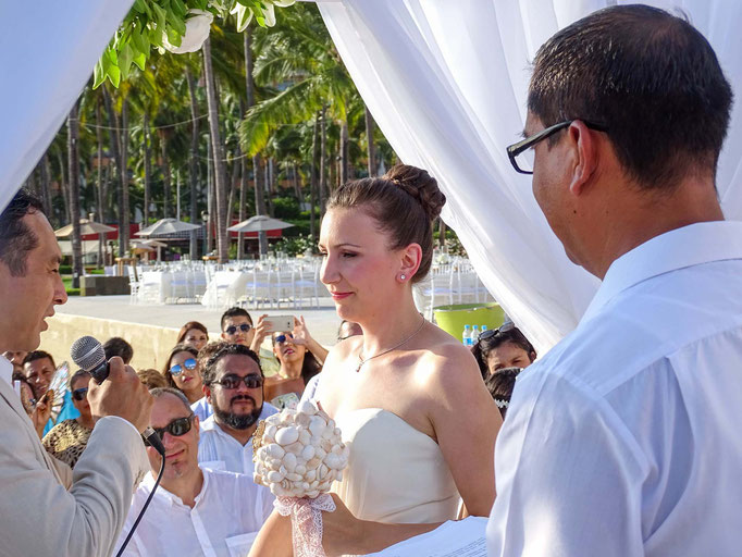 Braut Brautstyling Highbun Makeup frisch Strandhochzeit - Mariposa Styling mit Stil Hochzeitsstyling Wien und Umgebung ©Thomas Brandl