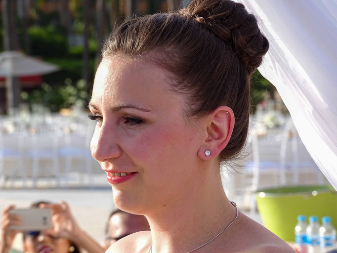 Braut Brautstyling Highbun Makeup frisch Strandhochzeit - Mariposa Styling mit Stil Hochzeitsstyling Wien und Umgebung ©Thomas Brandl