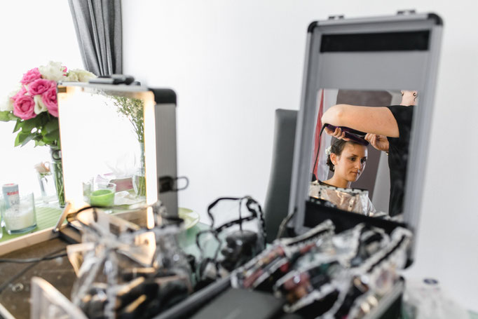 Getting ready Brautjungfer Spiegelfoto - Mariposa Styling mit Stil Wien und Umgebung ©Aaron Jiang