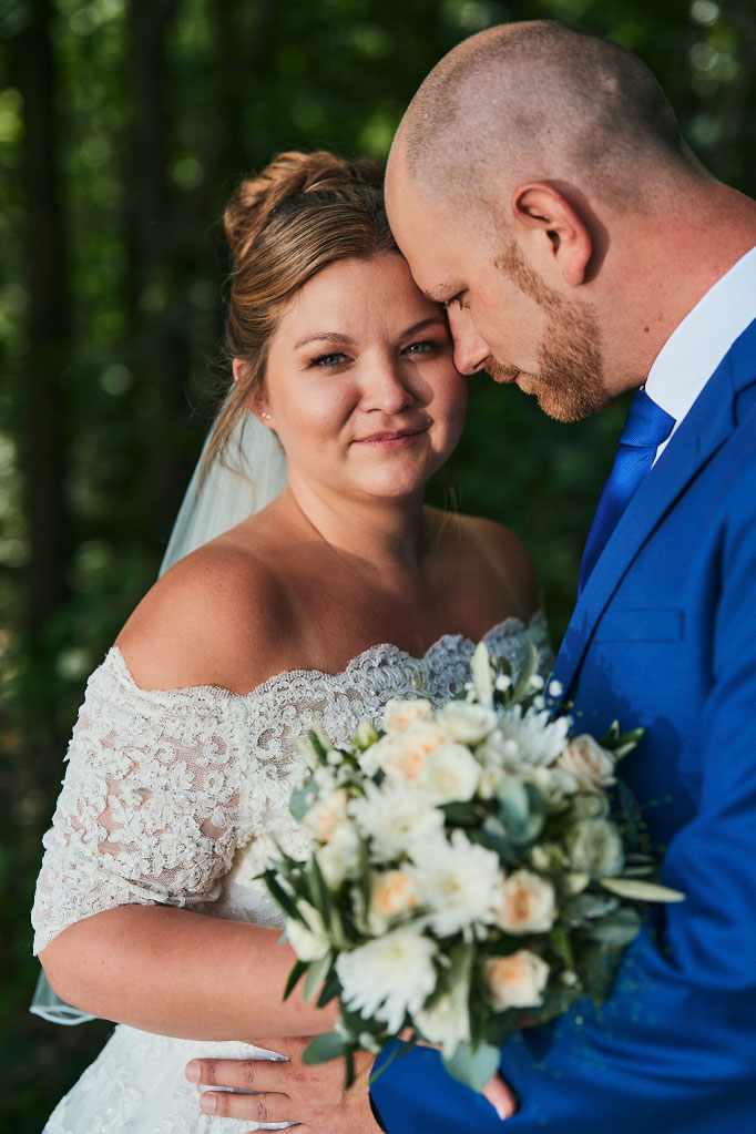 Brautpaar Stirn an Stirn Brautstyling - Mariposa Styling mit Stil Hochzeitsstyling Wien und Umgebung ©Roman Pfeiffer