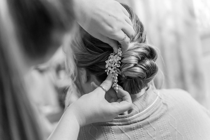 Getting ready Braut Aufsteckfrisur low bun Haarschmuck - Mariposa Styling mit Stil Wien und Umgebung ©christophjarcik