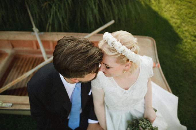 Frisur Braut Brautpaar Halfupdo Blumenkranz - Mariposa Styling mit Stil Hochzeitsstyling Wien und Umgebung ©