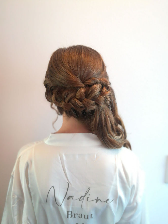 Frisur Braut seitliche Frisur geflochten Locken - Mariposa Styling mit Stil Hochzeitsstyling Wien und Umgebung ©Mariposa