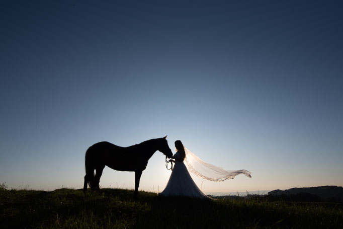 Afterwedding mit Pferd während dem Sonnenuntergang