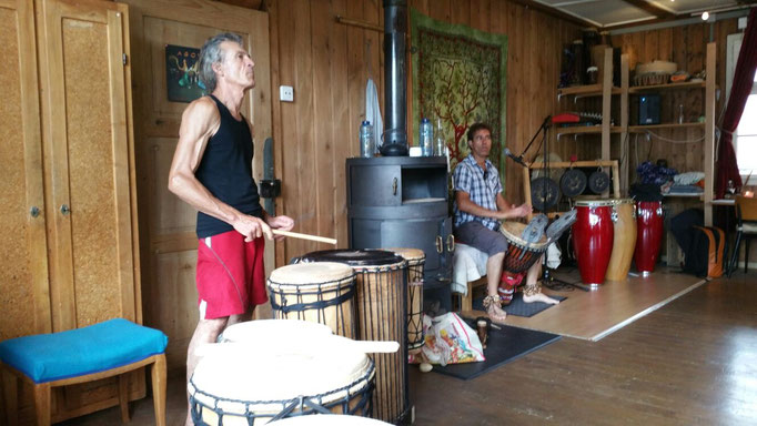 Afrikanisch Tanz zu Trommel Musik