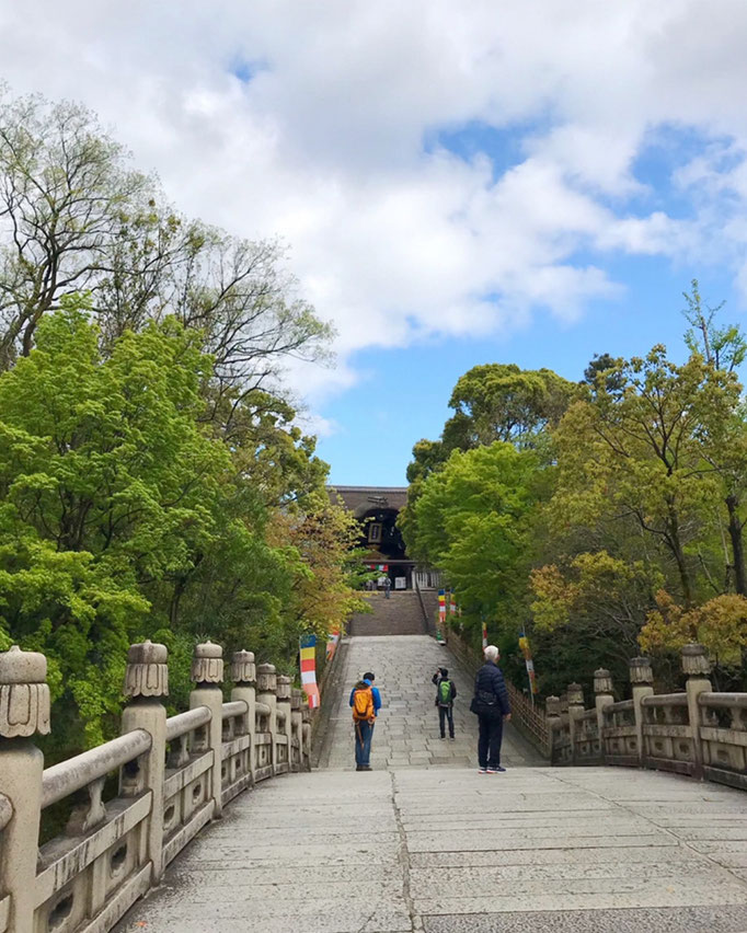 山門に続く橋