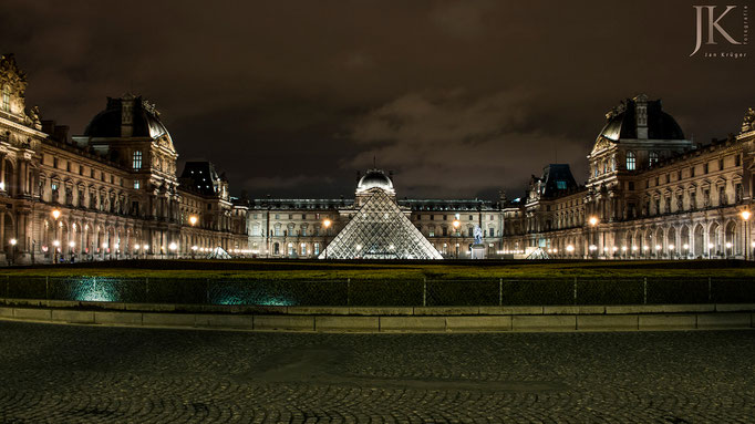 Paris, Louvre bei Nacht