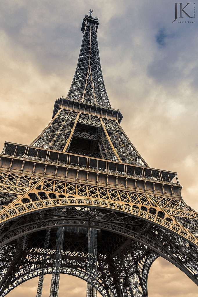 Paris, Tour Eiffel, Eiffelturm, perspektivisch