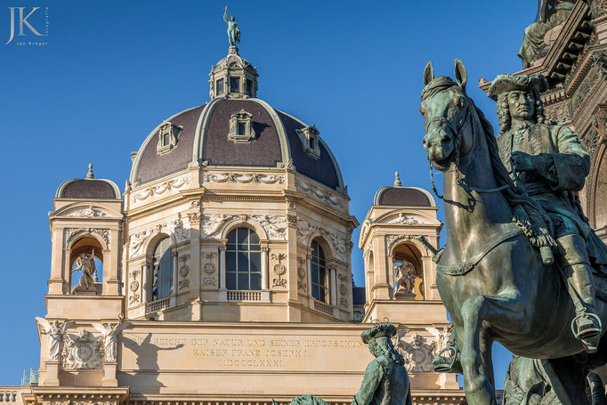 Wien - Maria-Theresien-Statue - im Hintergrund das Naturhistorische Museum