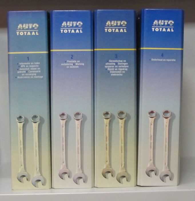 Auto-Totaal. Een serie van 4 banden met in totaal bijna 2000 bladen met technische informatie. Uitgegeven door Lekturama. Deze mappen zijn te koop, prijs samen € 20,00, mail: automobielhistorie@gmail.com 