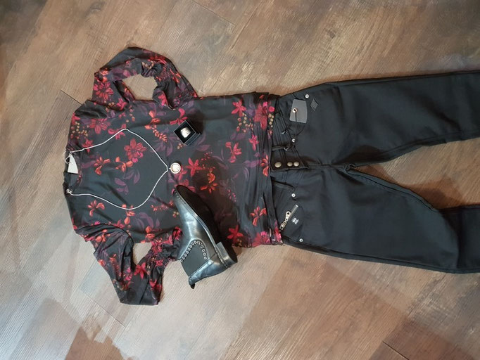 Kombi; Shirt 39,95€  Hose 99,95€  Nietenlederschuh 149,-€  Ring 59,90€  Ketteset 92,70€