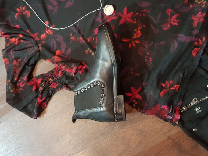 Nieten Lederschuh 149,-€