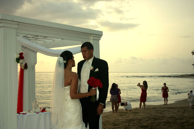 Ocasiones Beach wedding