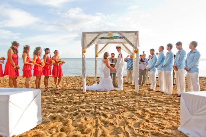 Ocasiones Beach wedding