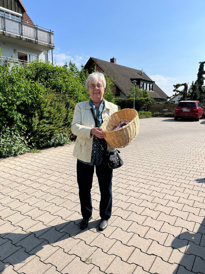 Muttertagsherzen werden ausgeteilt