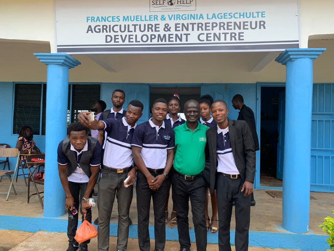 The new cohort with Ghana Country Director, Benjamin Kusi (Source: https://www.selfhelpinternational.org/2020/01/06/the-2019-2020-cohort-of-agripreneurs-are-off-to-a-solid-start/)