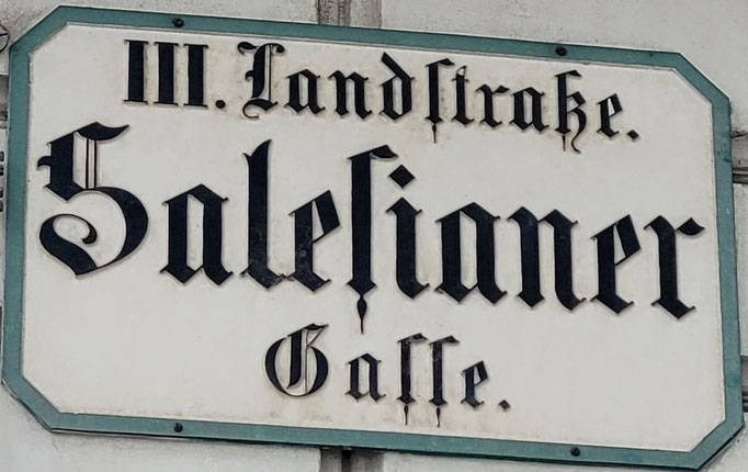 altes Straßen- bzw. Hausnummernschild aus Wien