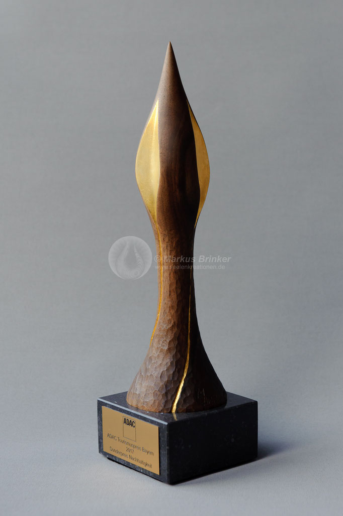 Siegerskulptur "Candela" ADAC Tourismuspreis Nachhaltigkeit, Walnuss mit Blattgold, 36 cm, VERKAUFT