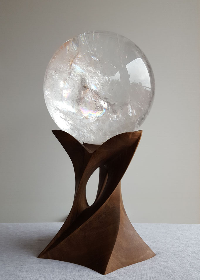 Auftragsarbeit Skulptur für Bergkristallkugel, Walnussbaum, Gesamthöhe ca. 45 cm