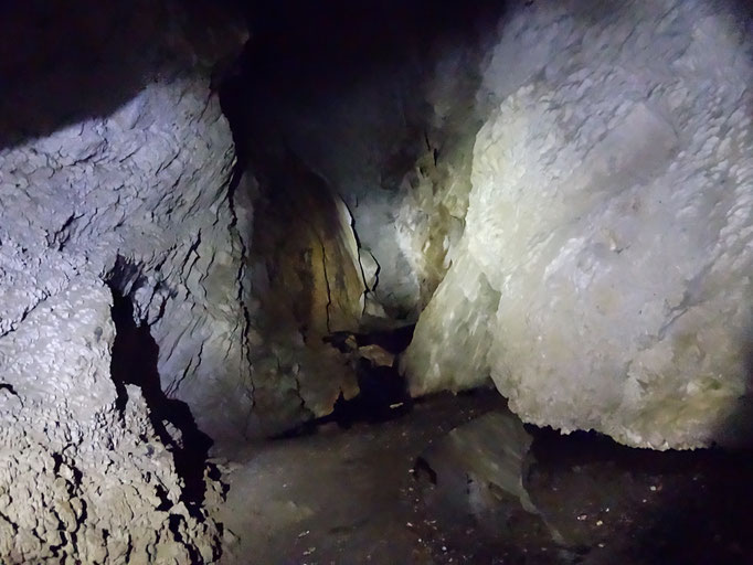 Kamerablitz und Taschenlampenlicht leuchten die Höhle aus