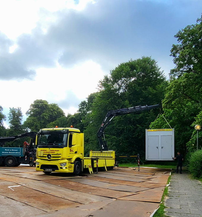 Baucontainer wird aufgestellt 23.06.2025